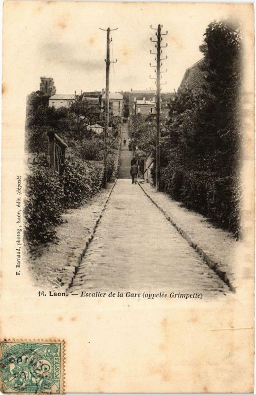 Carte postale ancienne Laon Escalier de la Gare à Laon