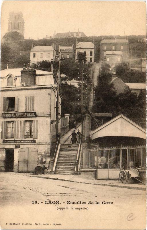 Carte postale ancienne Laon Escalier de la Gare à Laon