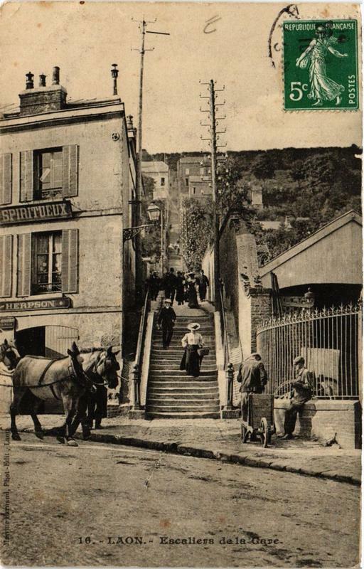 Carte postale ancienne Laon Escalier de la Gare à Laon