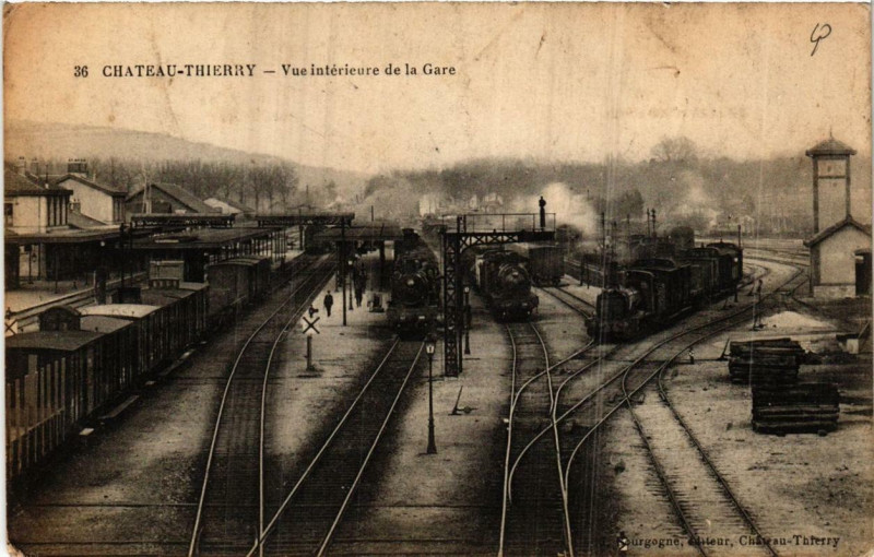 Carte postale ancienne Chateau-Thierry Vue intérieure de la Gare à Château-Thierry