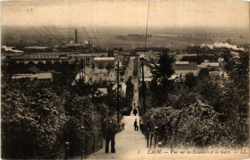 Carte postale ancienne Laon Vue sur les Escaliers et la Gare à Laon