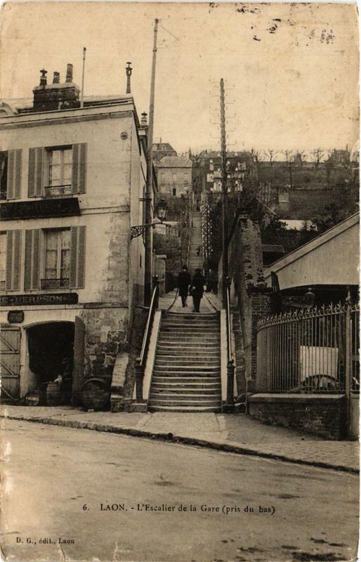 Carte postale ancienne Laon Escalier de la Gare à Laon