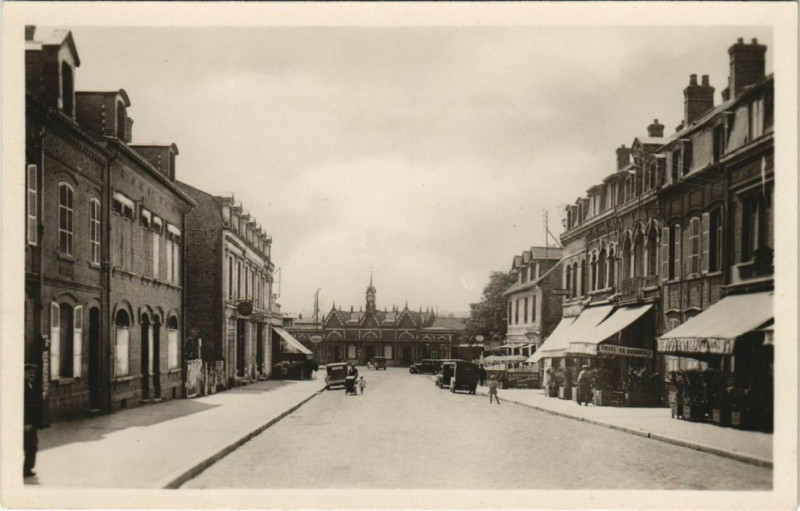 Carte postale ancienne Abbeville Avenue de la Gare à Abbeville