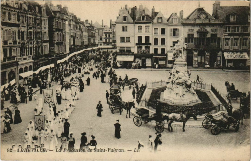 Carte postale ancienne Abbeville Procession de Saint-Vulfran à Abbeville