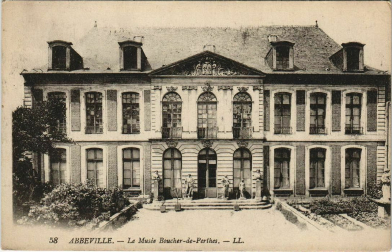 Carte postale ancienne Abbeville Le Musée Boucher-de-Perthes à Abbeville