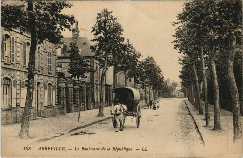 Carte postale ancienne Abbeville Boulevard de la République à Abbeville