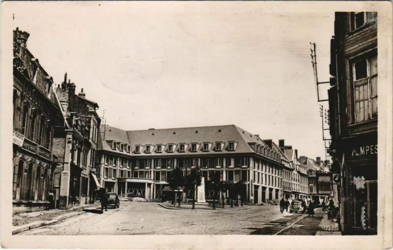 Carte postale ancienne Abbeville Place du Pilori et Grand Hotel à Abbeville