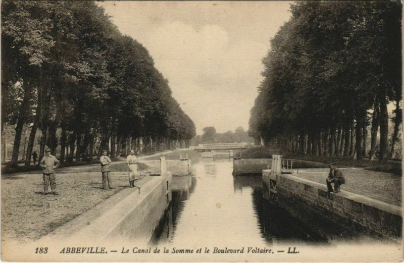 Carte postale ancienne Abbeville Canal de la Somme Bd Voltaire à Abbeville