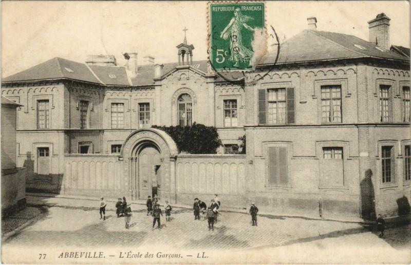 Carte postale ancienne Abbeville Ecole des Garcons à Abbeville