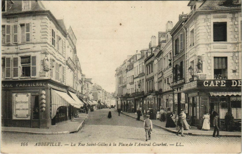 Carte postale ancienne Abbeville Rue Saint-Gilles Place de l'Amiral Courbet à Abbeville