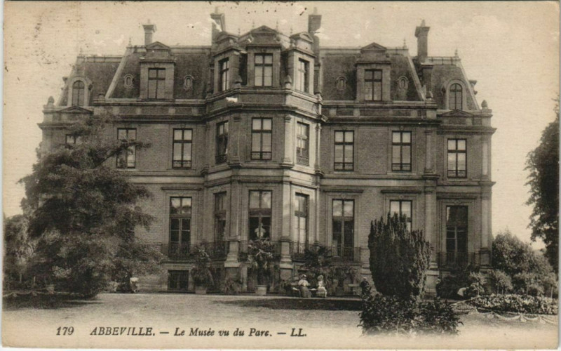 Carte postale ancienne Abbeville Le Musée vu du Parc à Abbeville