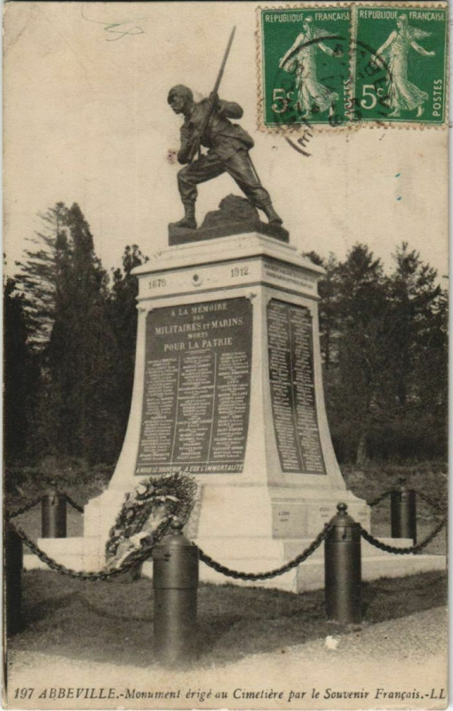 Carte postale ancienne Abbeville Monument aux Morts à Abbeville