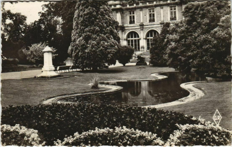 Carte postale ancienne Abbeville Le Musée et ses jardins à Abbeville