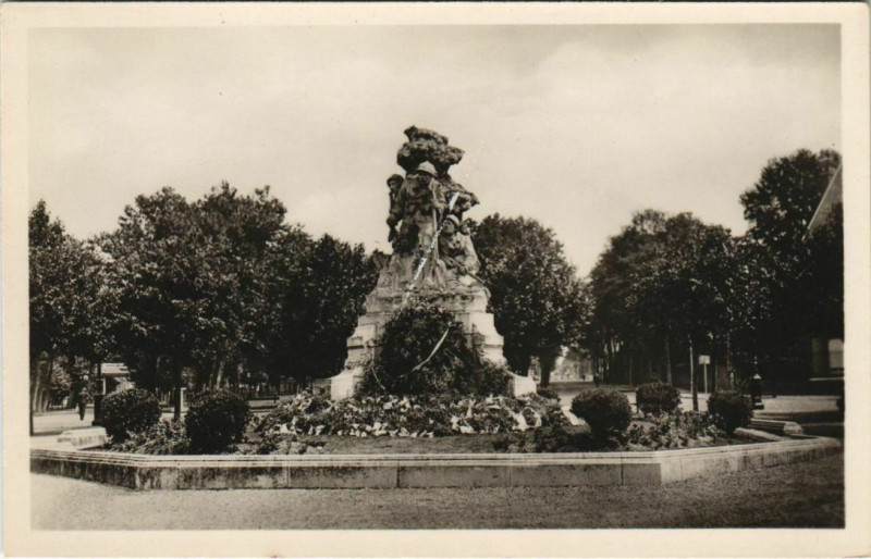 Carte postale ancienne Abbeville Le Monument aux soldats à Abbeville