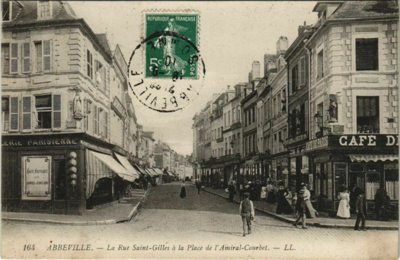 Carte postale ancienne Abbeville Rue Saint-Gilles Place de l'Amiral Courbet à Abbeville