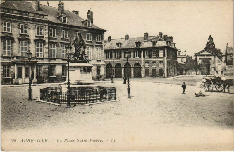 Carte postale ancienne Abbeville Place Saint-Pierre à Abbeville