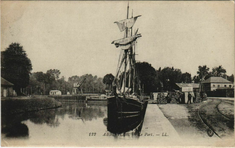 Carte postale ancienne Abbeville Le Port à Abbeville