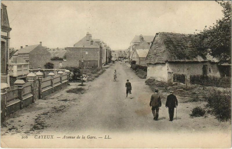 Carte postale ancienne Cayeux-sur-Mer Avenue de la Gare à Cayeux-sur-Mer