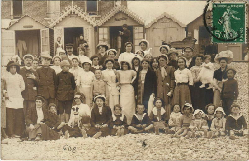 Carte postale ancienne Carte photo Cayeux-sur-Mer Groupe sur la Plage à Cayeux-sur-Mer