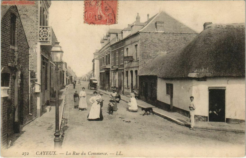 Carte postale ancienne Cayeux-sur-Mer Rue du Commerce à Cayeux-sur-Mer