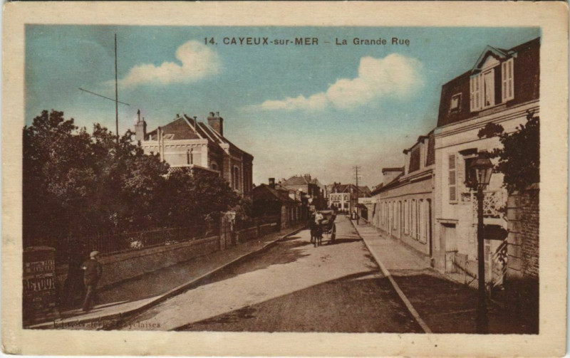 Carte postale ancienne Cayeux-sur-Mer La Grande Rue à Cayeux-sur-Mer