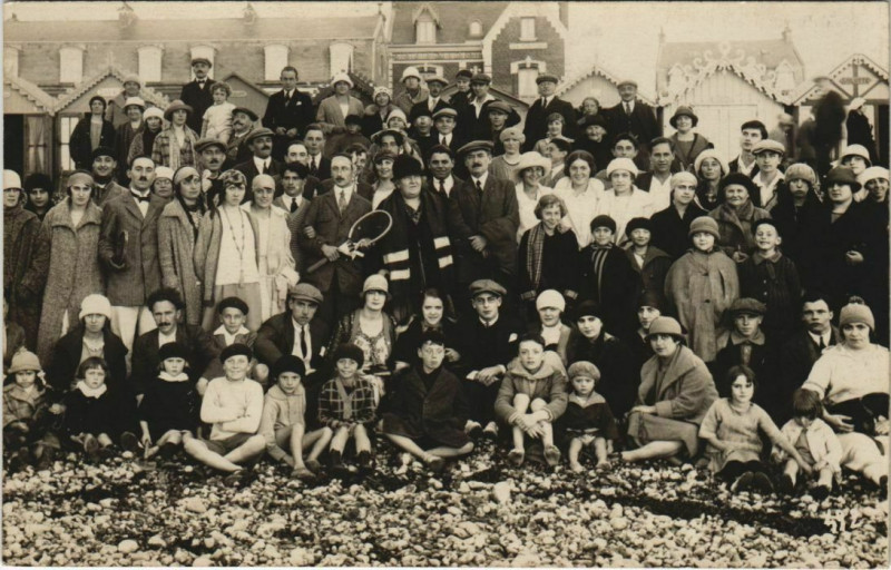 Carte postale ancienne Carte photo Cayeux-sur-Mer groupe devant les Villas à Cayeux-sur-Mer