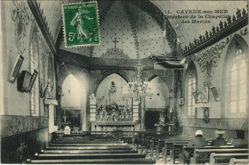 Carte postale ancienne Cayeux-sur-Mer Intérieur de la Chapelle des Marins à Cayeux-sur-Mer