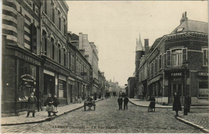 Carte postale ancienne Albert Rue Carnot à Albert