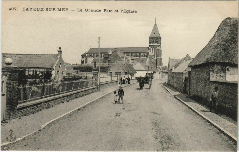 Carte postale ancienne Cayeux-sur-Mer Grande Rue et l'Eglise à Cayeux-sur-Mer