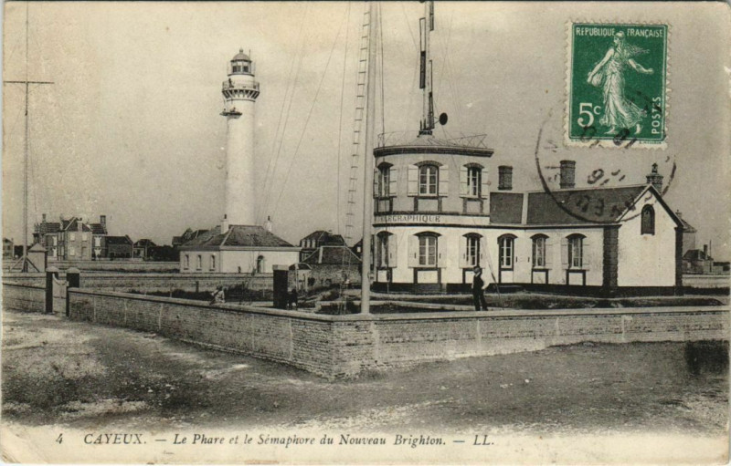 Carte postale ancienne Cayeux-sur-Mer le Phare et le Sémaphore à Cayeux-sur-Mer