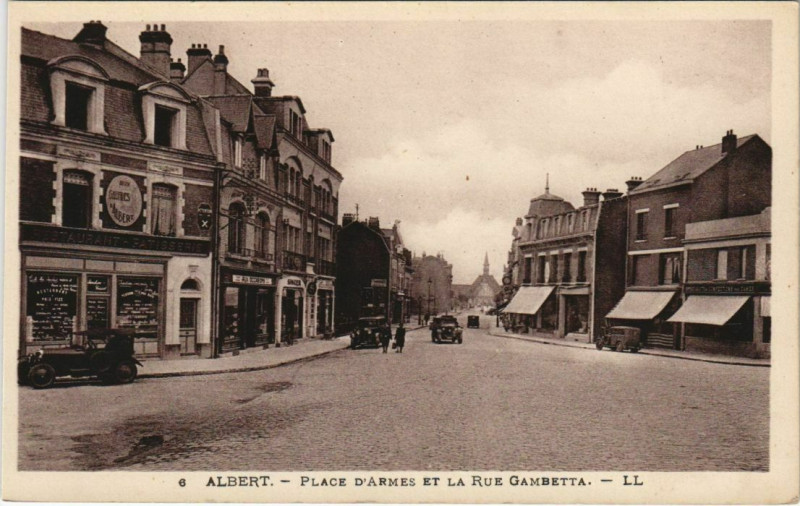 Carte postale ancienne Albert Place d'Armes Rue Gambetta à Albert