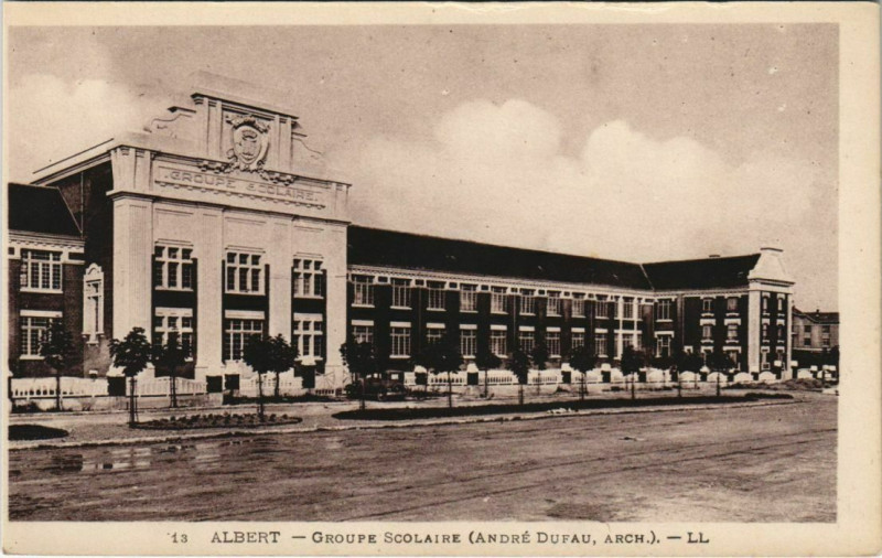 Carte postale ancienne Albert Groupe Scolaire à Albert