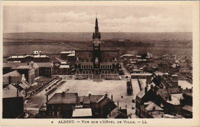 Carte postale ancienne Albert Vue sur l'Hotel de Ville à Albert