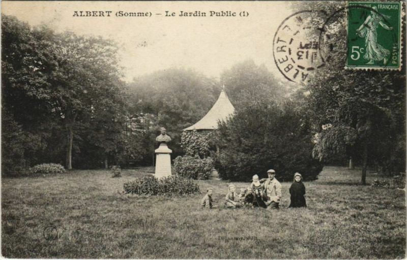 Carte postale ancienne Albert Jardin Public à Albert
