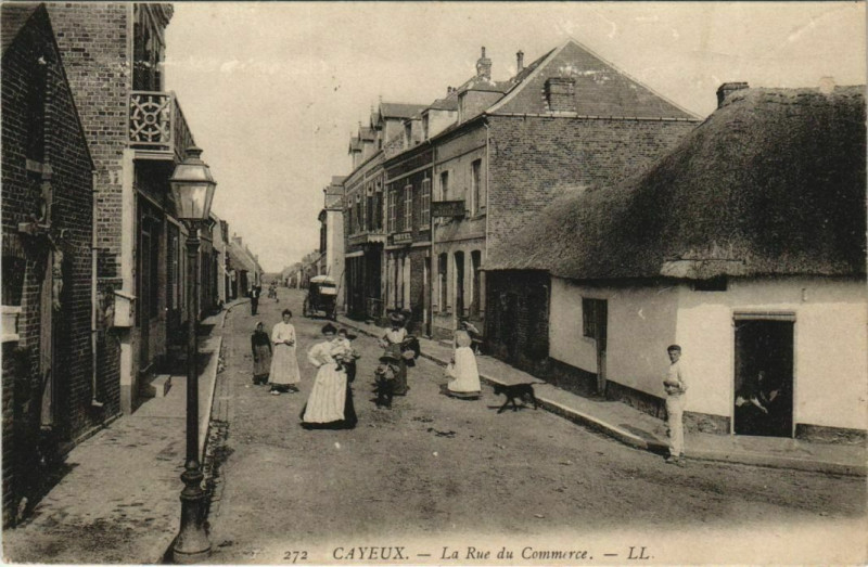 Carte postale ancienne Cayeux-sur-Mer Rue du Commerce à Cayeux-sur-Mer