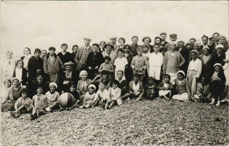 Carte postale ancienne Carte photo Cayeux-sur-Mer groupe sur la Plage à Cayeux-sur-Mer
