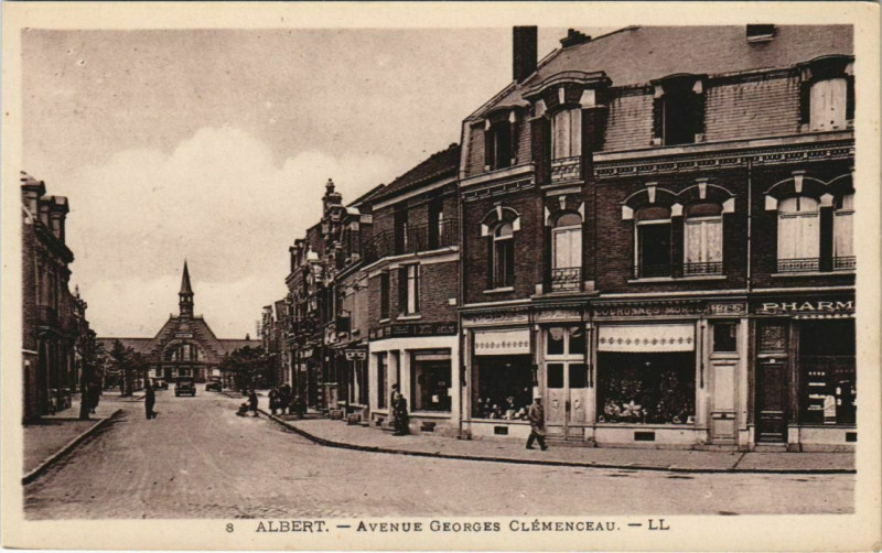 Carte postale ancienne Albert Avenue Georges Clémenceau à Albert
