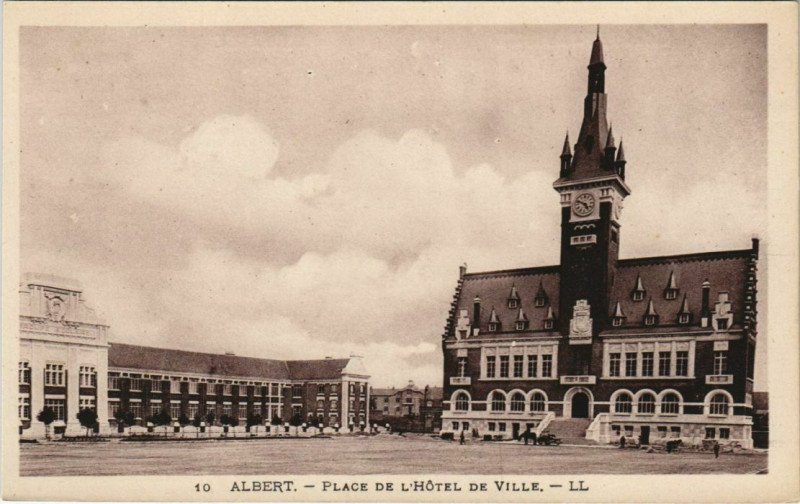 Carte postale ancienne Albert Place de l'Hotel de Ville à Albert