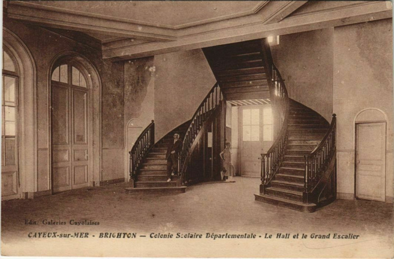 Carte postale ancienne Brigthon Cayeux-sur-Mer Colonie Scolaire Hall et Grand Escalier à Cayeux-sur-Mer