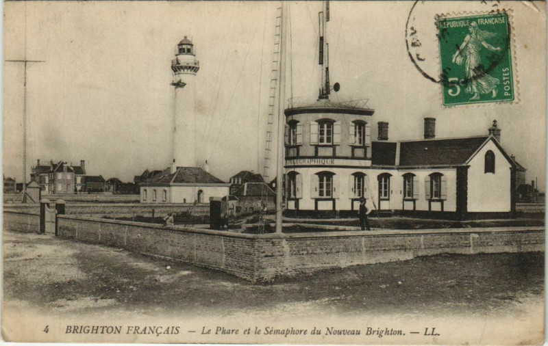 Carte postale ancienne Brigthon Cayeux-sur-Mer le Phare et le Sémaphore à Cayeux-sur-Mer