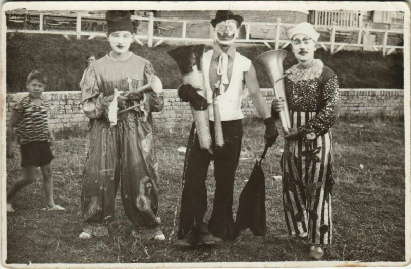 Carte postale ancienne Carte photo Ault arlequin clown ABIMEE! à Ault