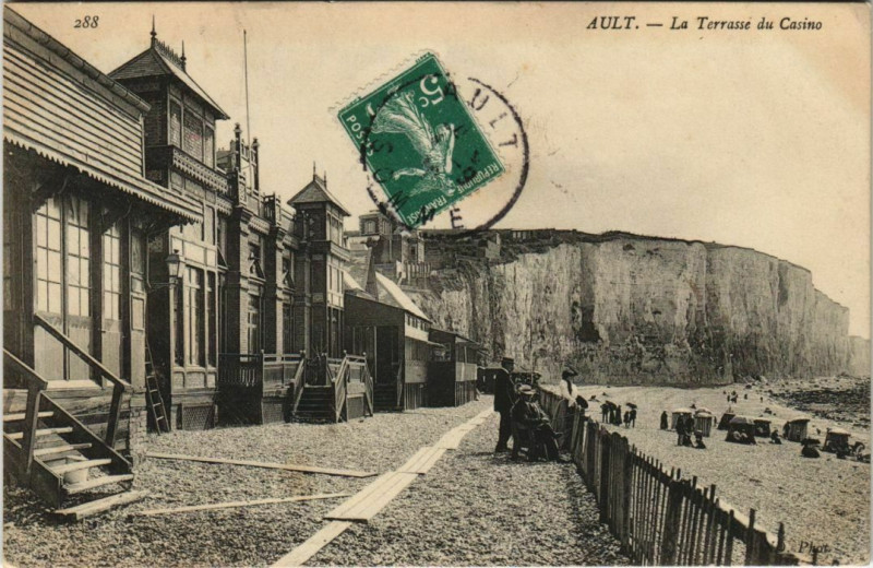 Carte postale ancienne Ault La terrasse du Casino à Ault