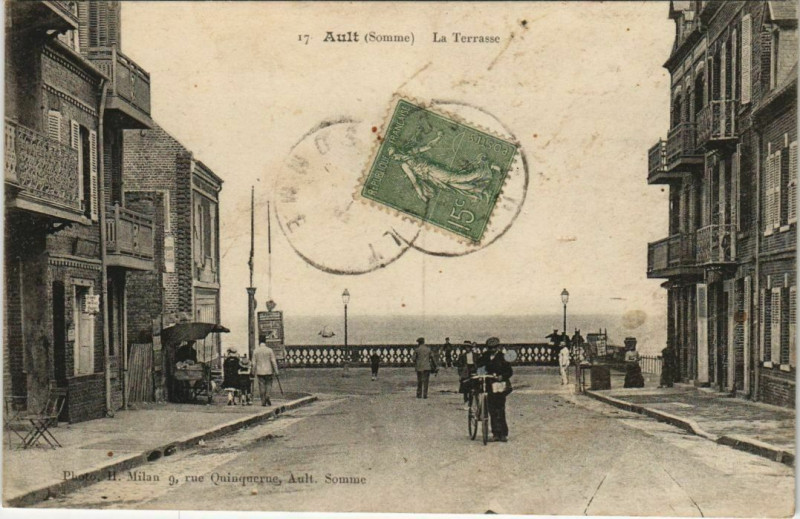 Carte postale ancienne Ault La terrasse à Ault