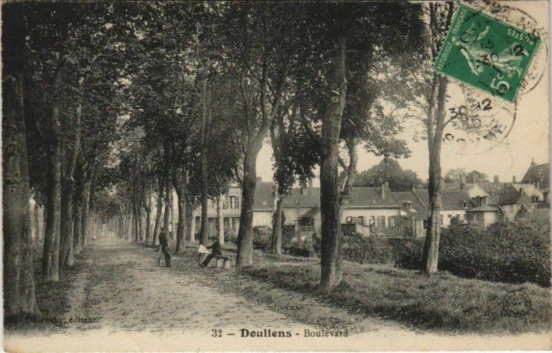 Carte postale ancienne Doullens Boulevard à Doullens