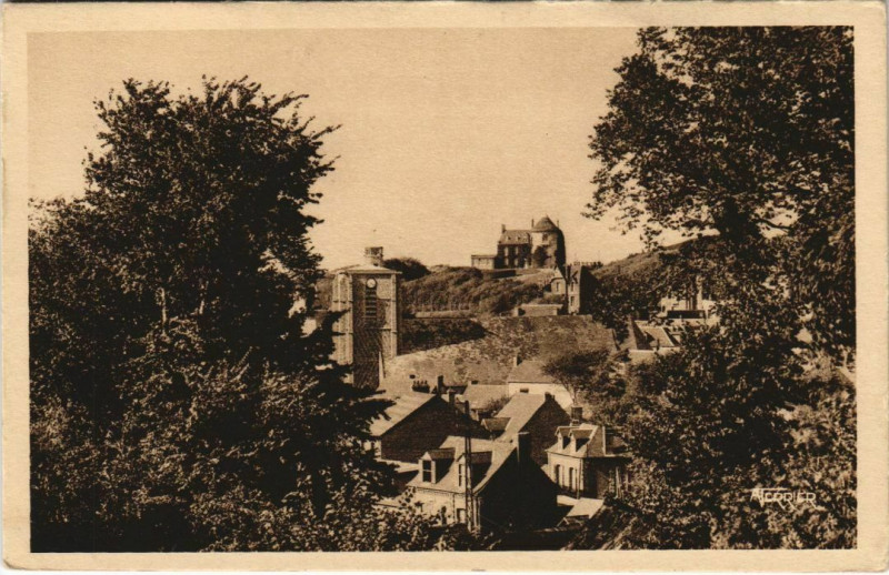 Carte postale ancienne Ault Moulin de Pierre et le Clocher à Ault