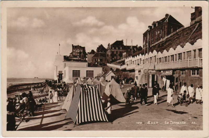 Carte postale ancienne Ault La terrasse à Ault
