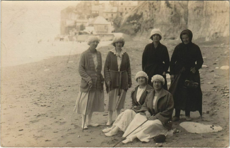 Carte postale ancienne Carte photo Ault famille sur la Plage à Ault