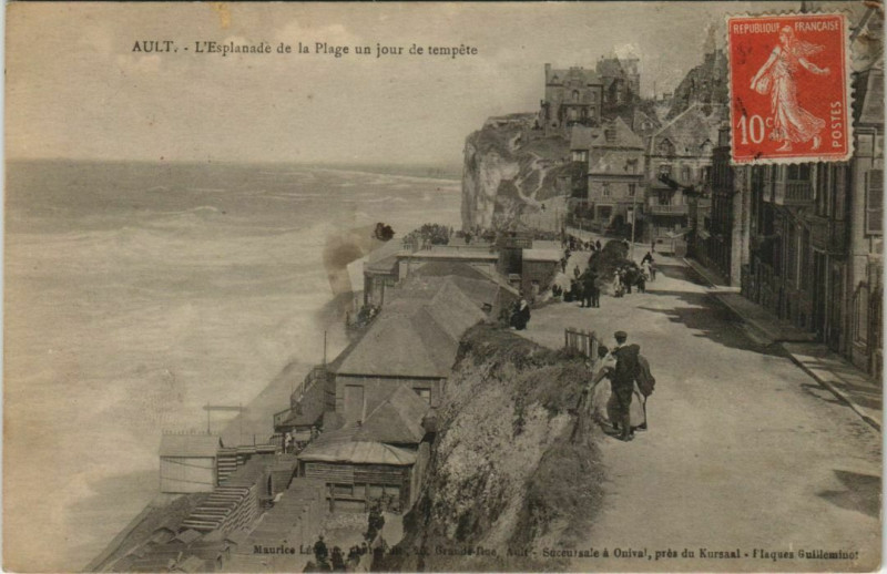 Carte postale ancienne Ault Esplanade de la Plage un jour de tempete à Ault