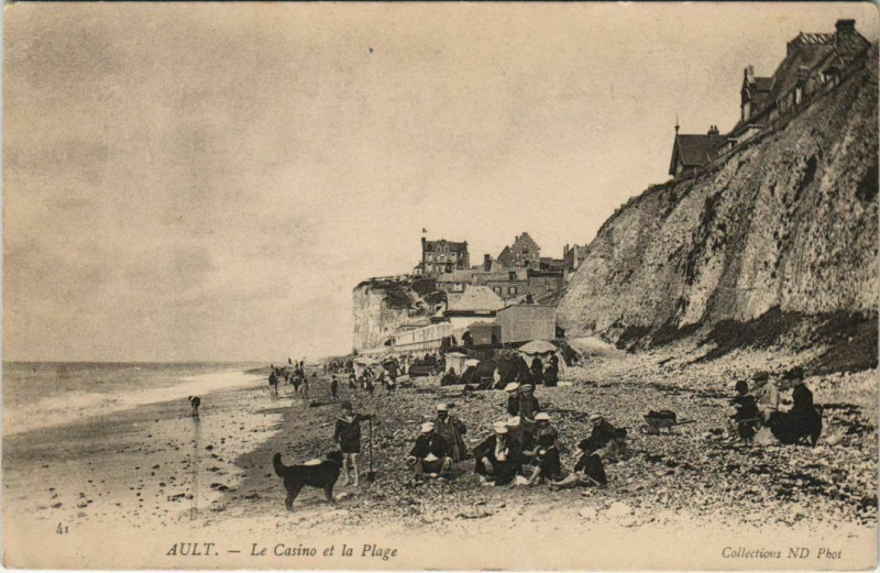 Carte postale ancienne Ault Le Casino et la Plage à Ault