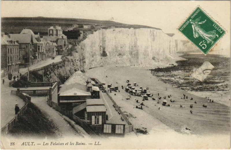 Carte postale ancienne Ault Les Falaises et les Bains à Ault